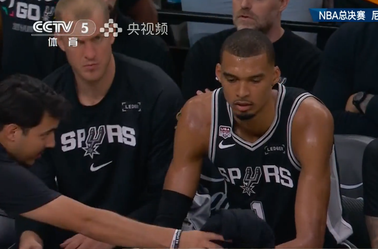 宝威体育官方网站-NBA总决赛战报：罚球12-1！马刺顶住尼克斯反扑，文班8中2仅得9分